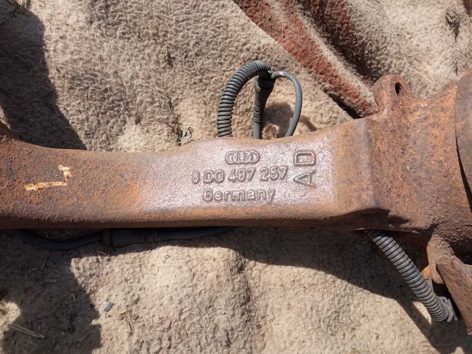Кулак поворотний цапфа Audi A6 C5 Volkswagen Passat B5 8D0407257AD