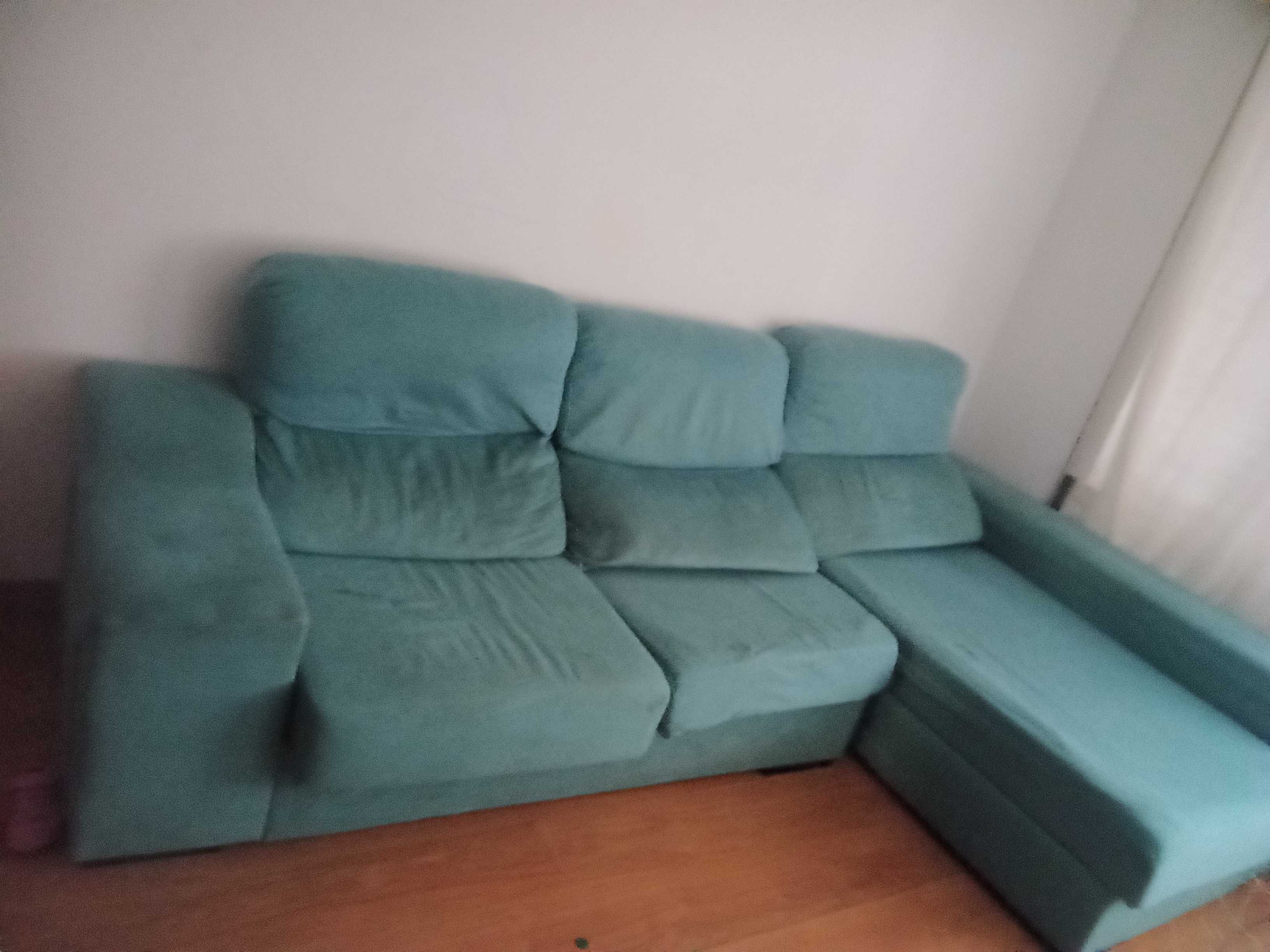 Vendo sofá chaise longue cor azul turquesa com arrumação+ puffs