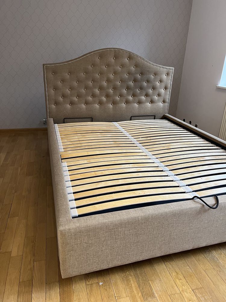 Łóżko chesterfield tapicerowane 160 cm z pojemnikiem