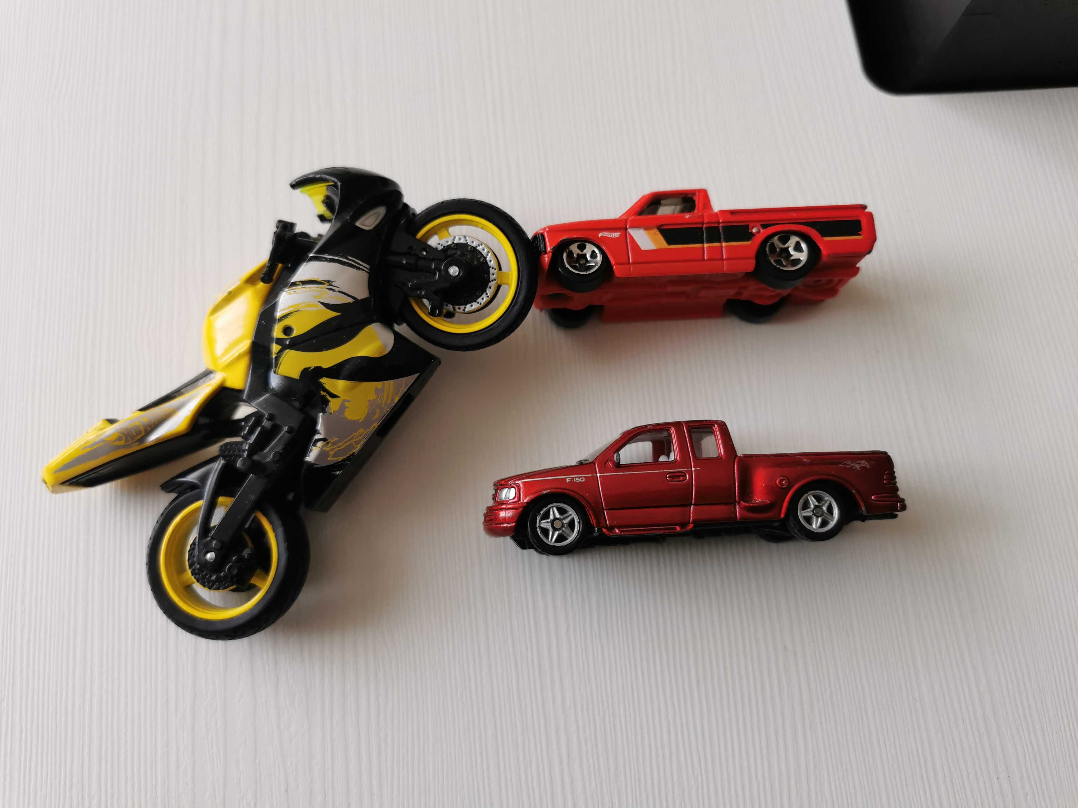 Samochody pickup i motocykl Mattel Welly