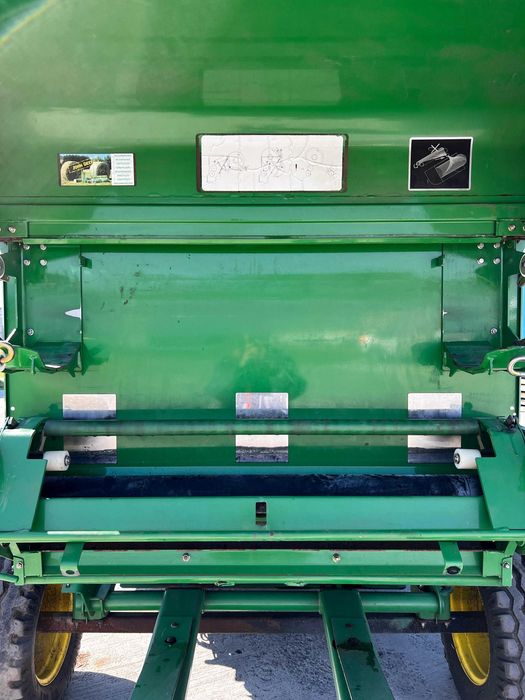Прес-підбірник John Deere 864