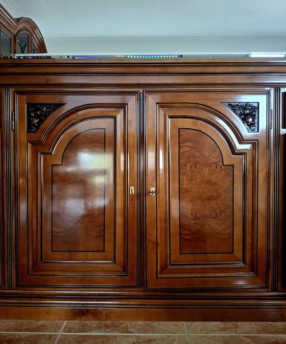 Aparador com Espelho em Madeira Maciça de Cerejeira – Estilo Clássico