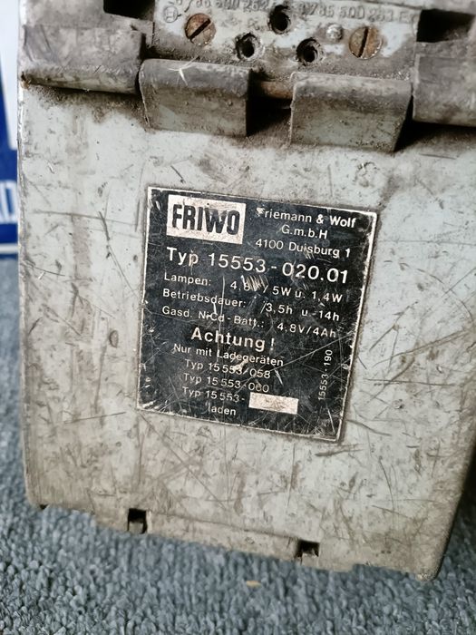 Stara przenośna lampa zabytek,świeci.