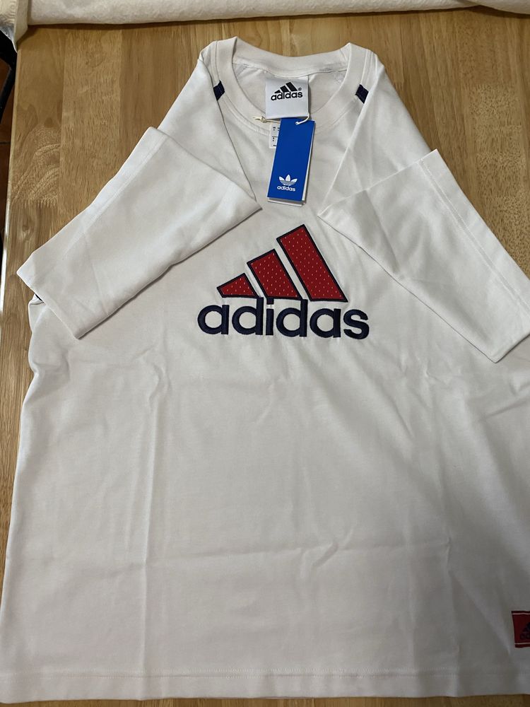 T-shirt adidas oversize
