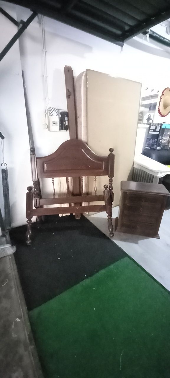 Cama solteiro + mesa de cabeceira + estrado madeira