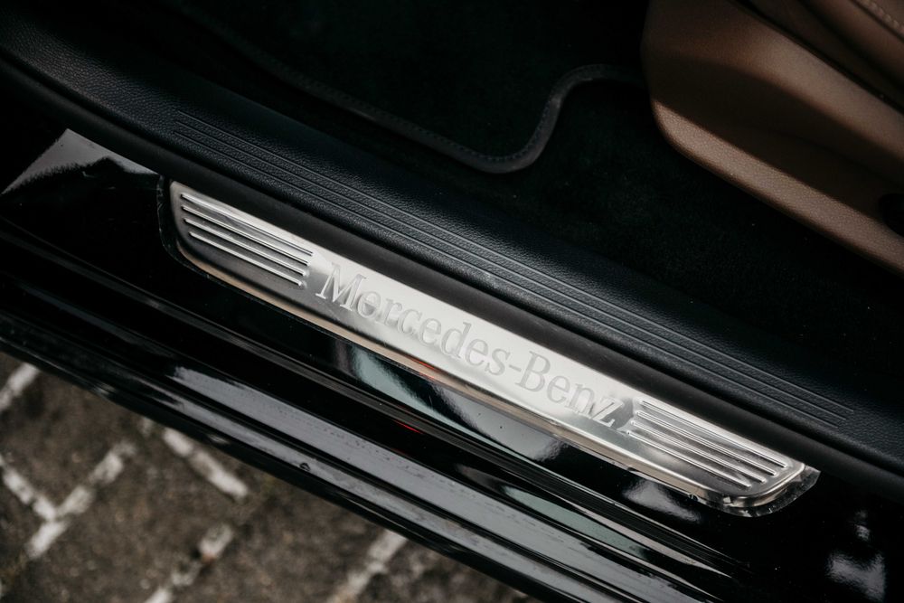 Auto do ślubu Mercedes E klasa czarna limuzyna Kalisz Ostrów