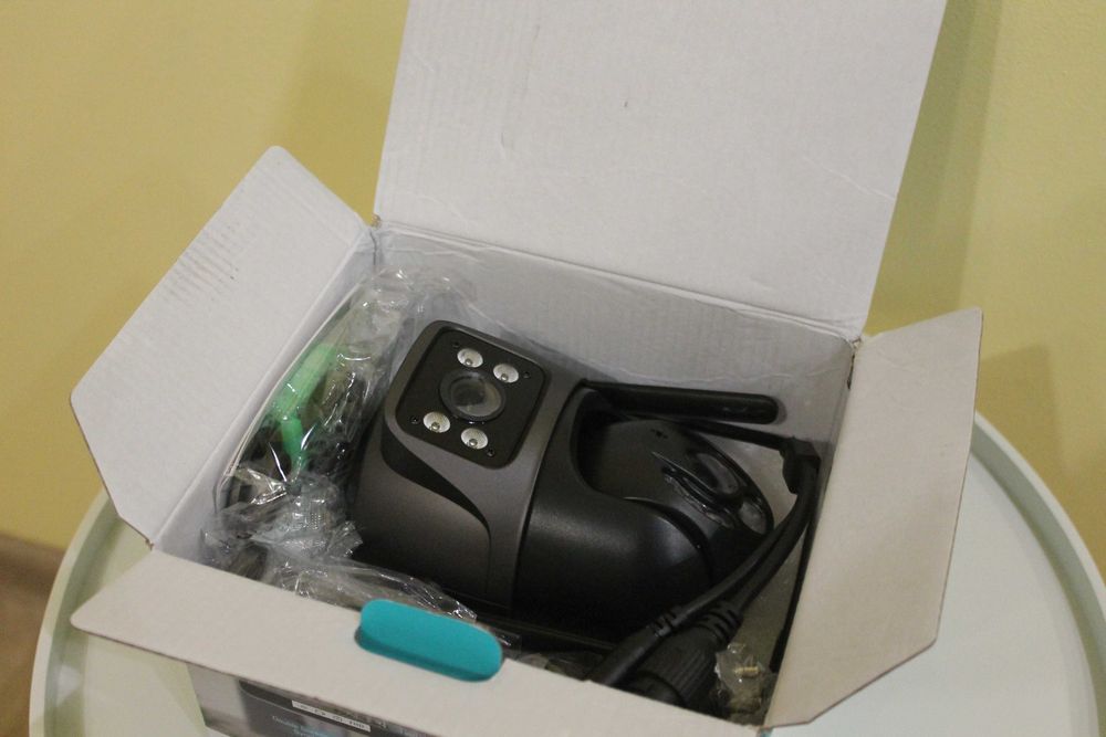 Поворотна подвійна Wi FI камера  з двома лінзами та автотрекінгом