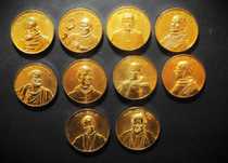 Coleção com 10 medalhas em metal dourado dos Papas