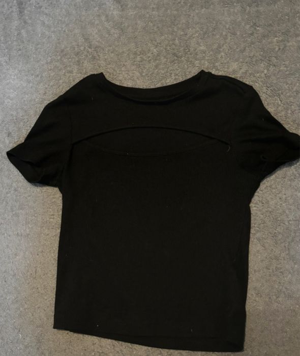 czarny cropp top z wycieciem na dekolt