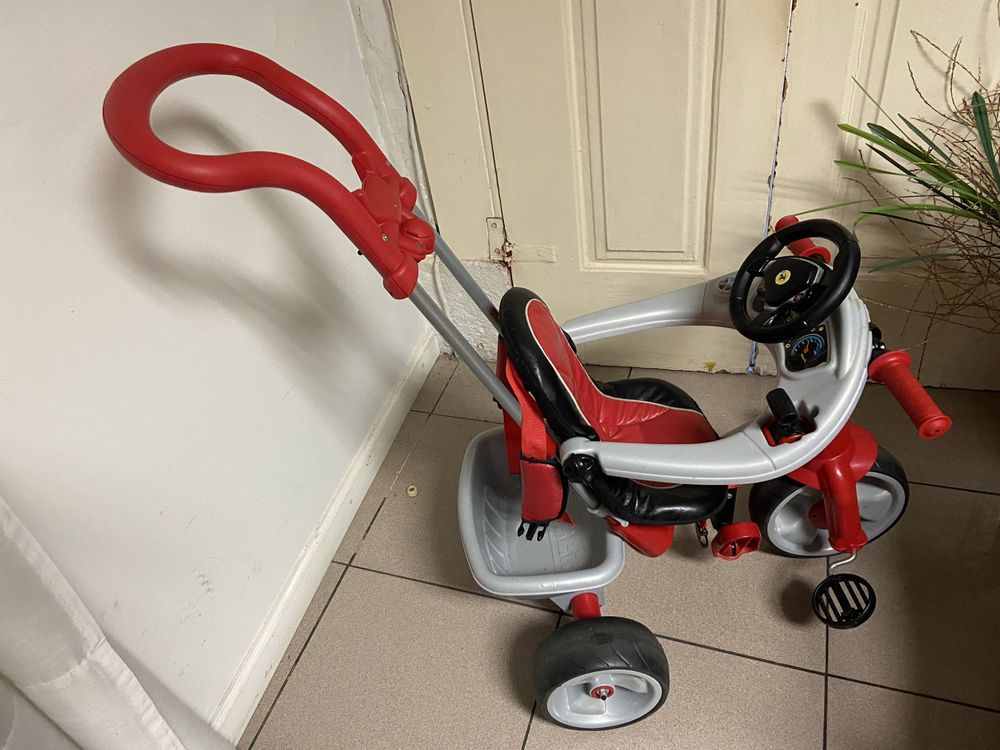 Triciclo de criança com pega como novo