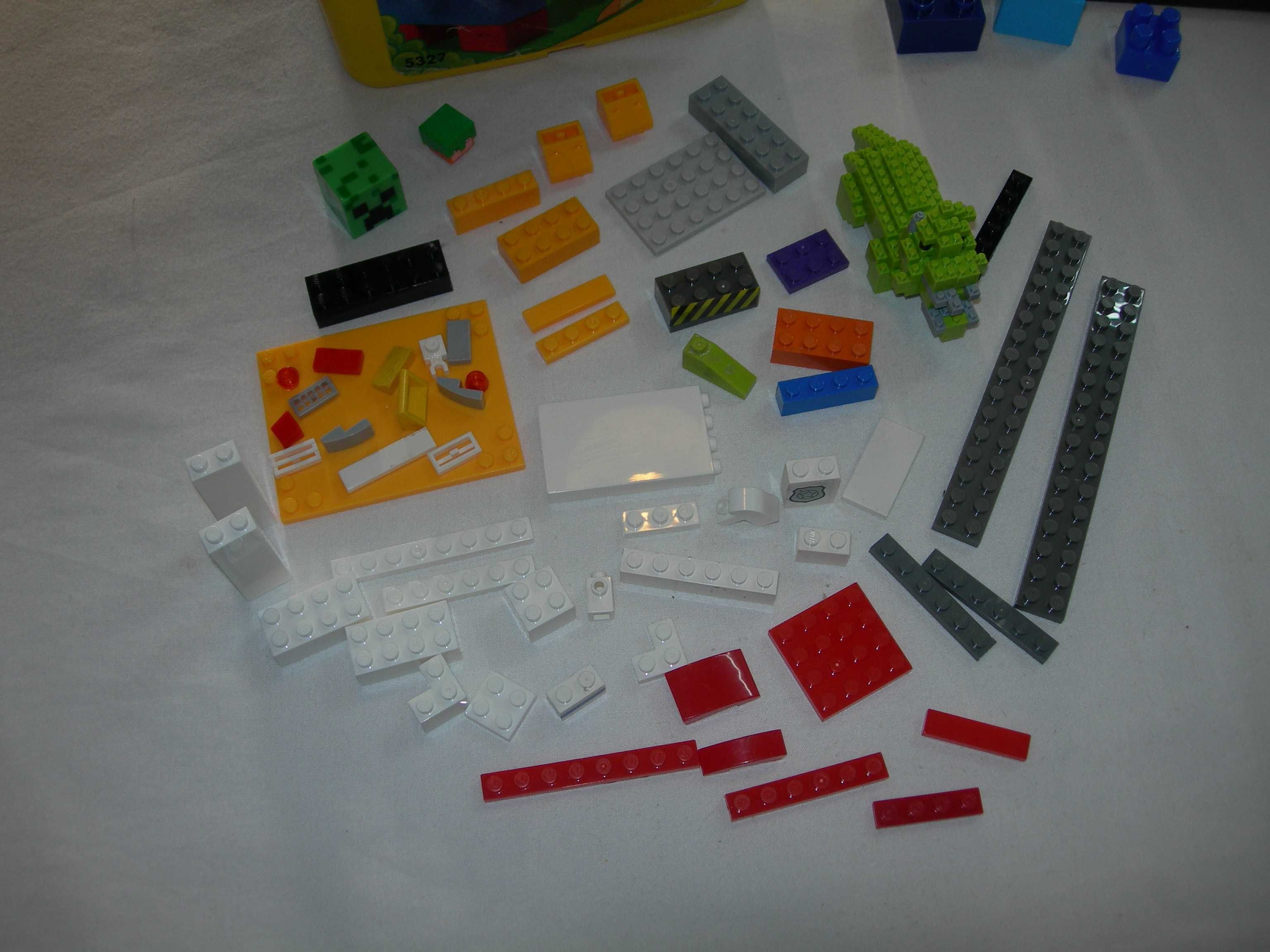 Lego. Caixa grande com varias peças.