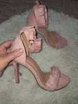 Buty na obcasie pudrowy róż Lasula