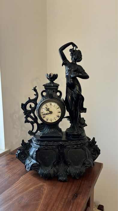 Relógio de Mesa Antigo com Figura Feminina – Estilo Francês Rococó