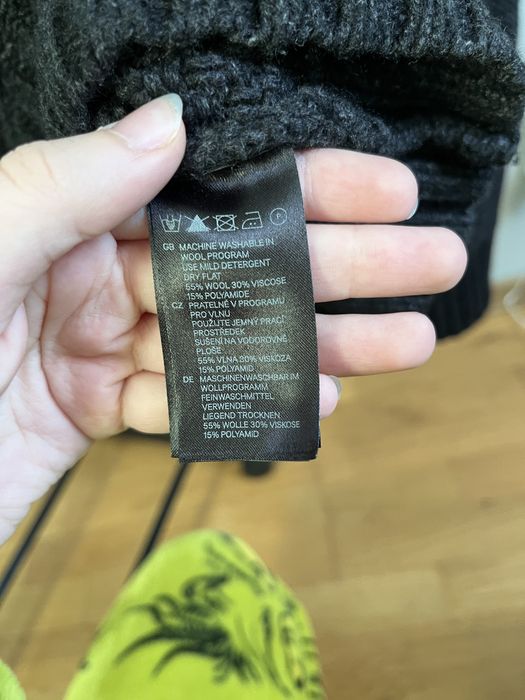 Czarny welniany sweter