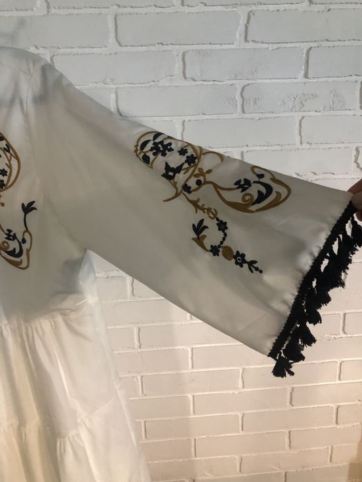 Стильна сукня-вишиванка в білому кольорі