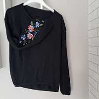 Czarny swetr z haftowanymi kwiatami na rękawach rozmiar S/M