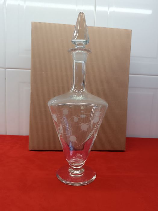 Garrafa de Cristal. Desenhos gravados. 35 cm