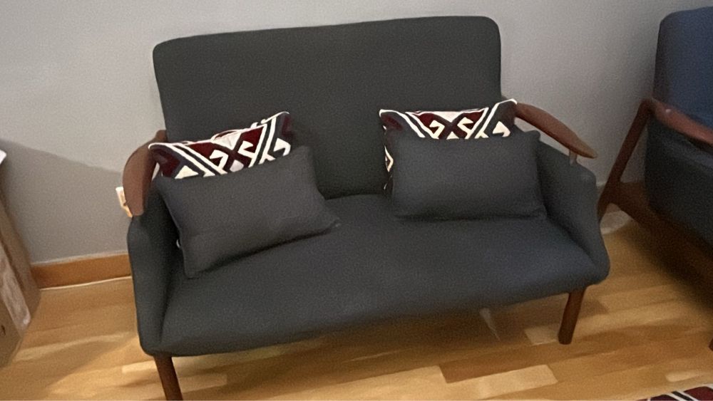 Sofas com bracos em madeira
