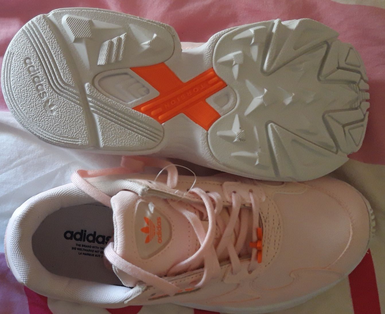 Tênis Adidas roza bebe e laranja