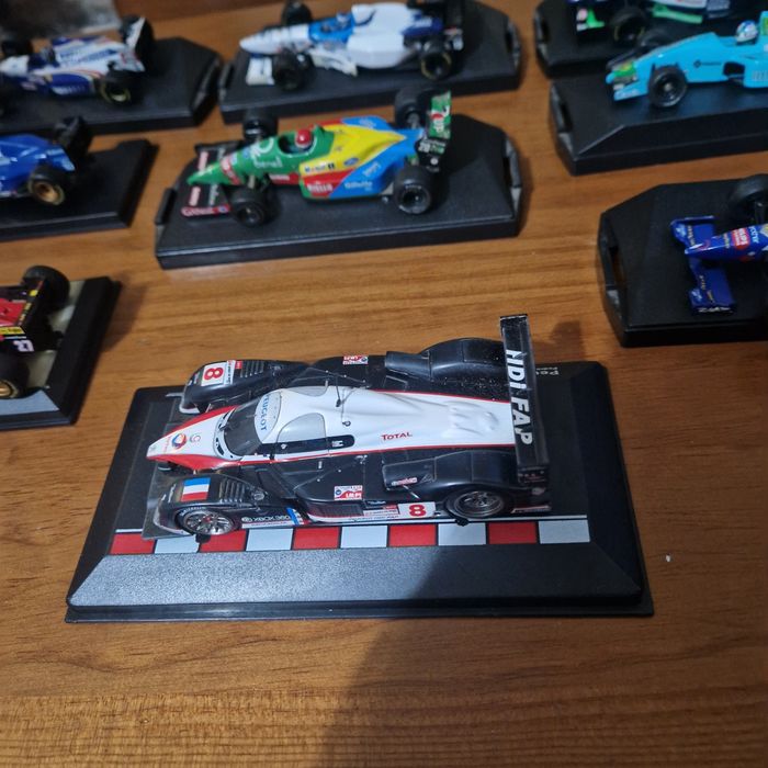 8 carros F1 antigos de coleção