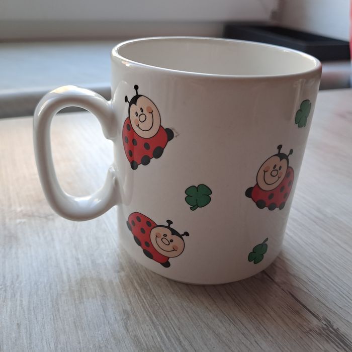 Biały kubek w biedronki