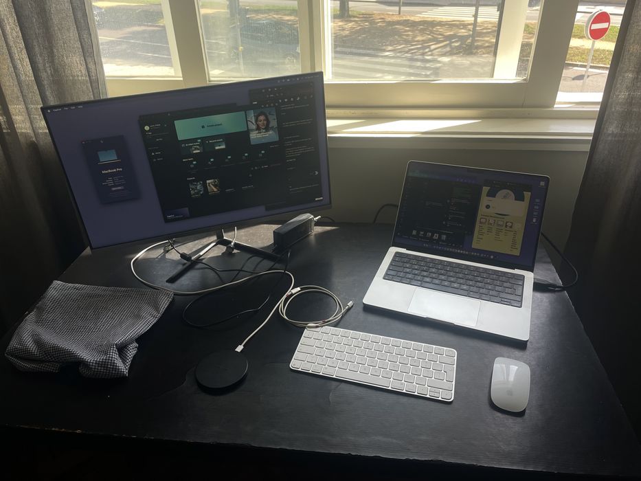 Apple MacBook Pro  + Apple Keyboard 2025 + Apple Mouse 2025 + Monitor