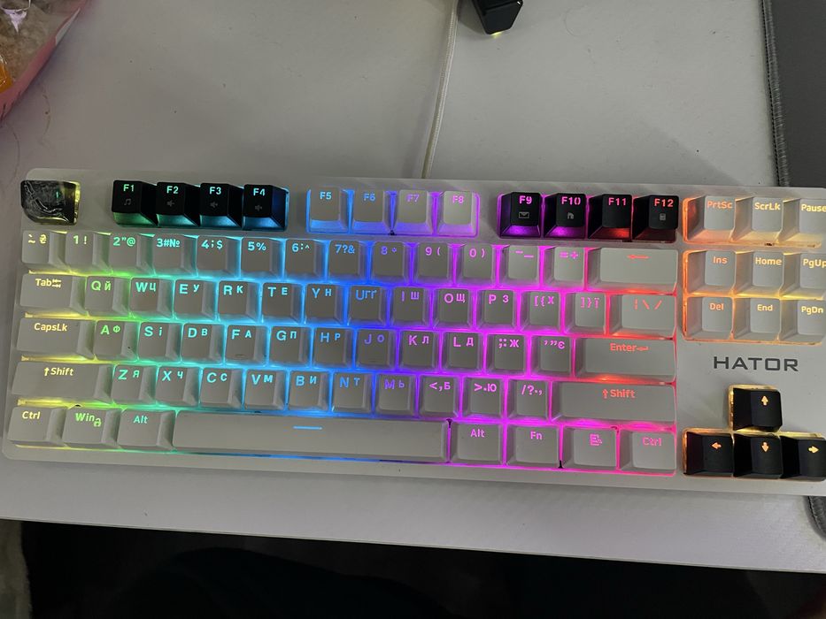 Hator rockfall 2 macha tkl з кастомними кейкапами