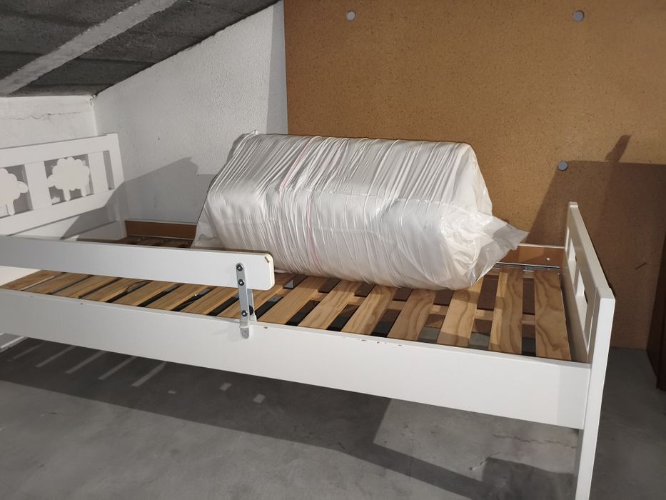 Cama de criança com proteção lateral