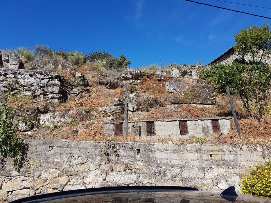 Vendo moradia em pedra para reconsteuir