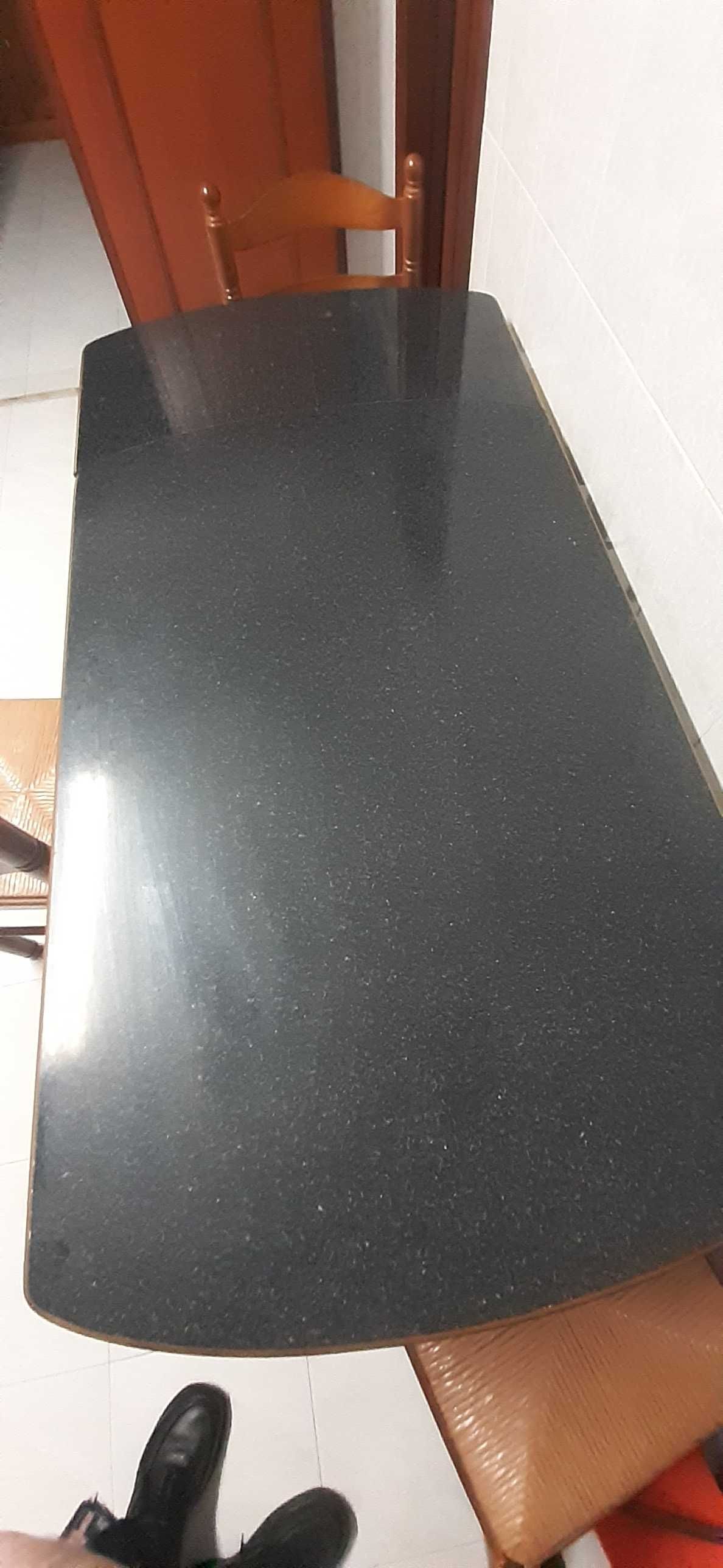 Mesa de cozinha c/ tampo a imitar granito preto gaveta e 4 cadeiras.