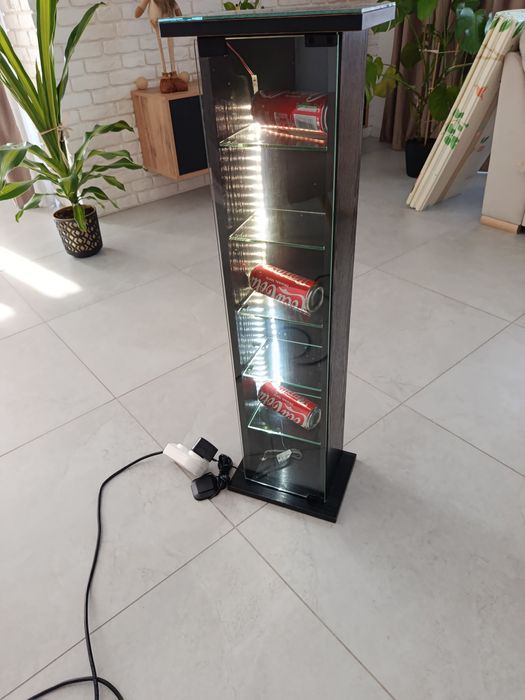 Szafka ze szkłem i LED