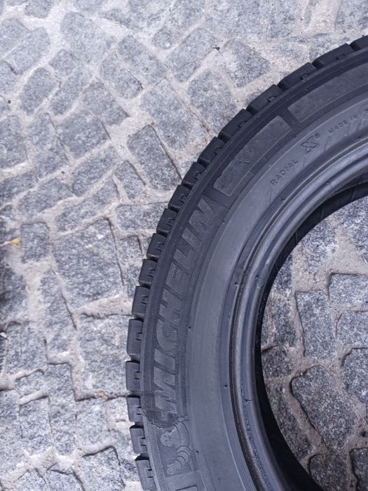 Vendo pneus semi-novos 195/65/16 C Michelin