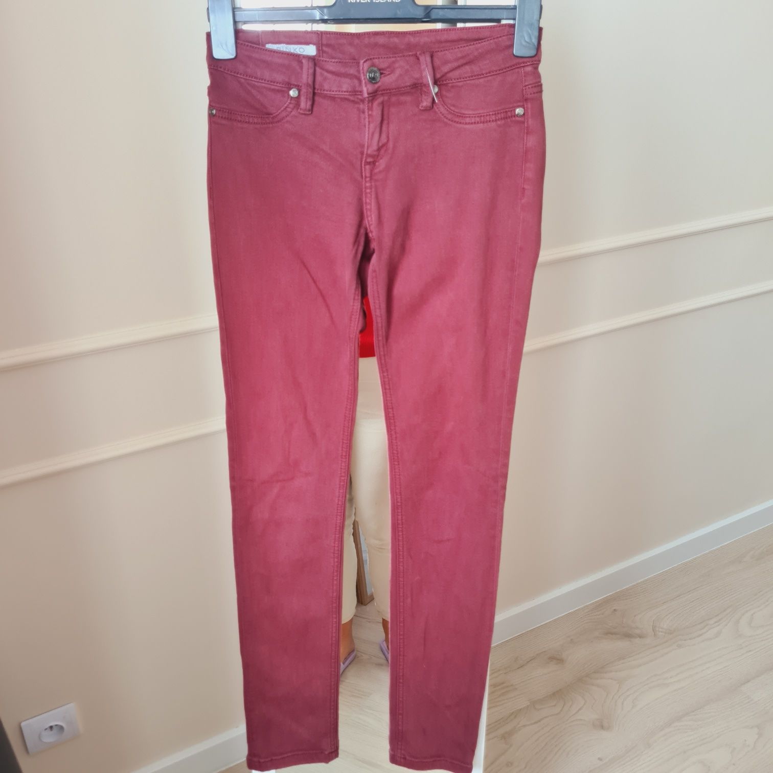 Burgundowe spodnie dzinsowe od Pinko. R 27