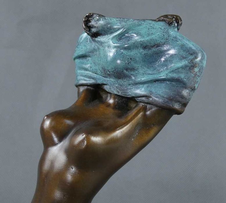 Figura Kobieta Akt zasłonięta głowa rzeźba brąz sygnowana pieczęć