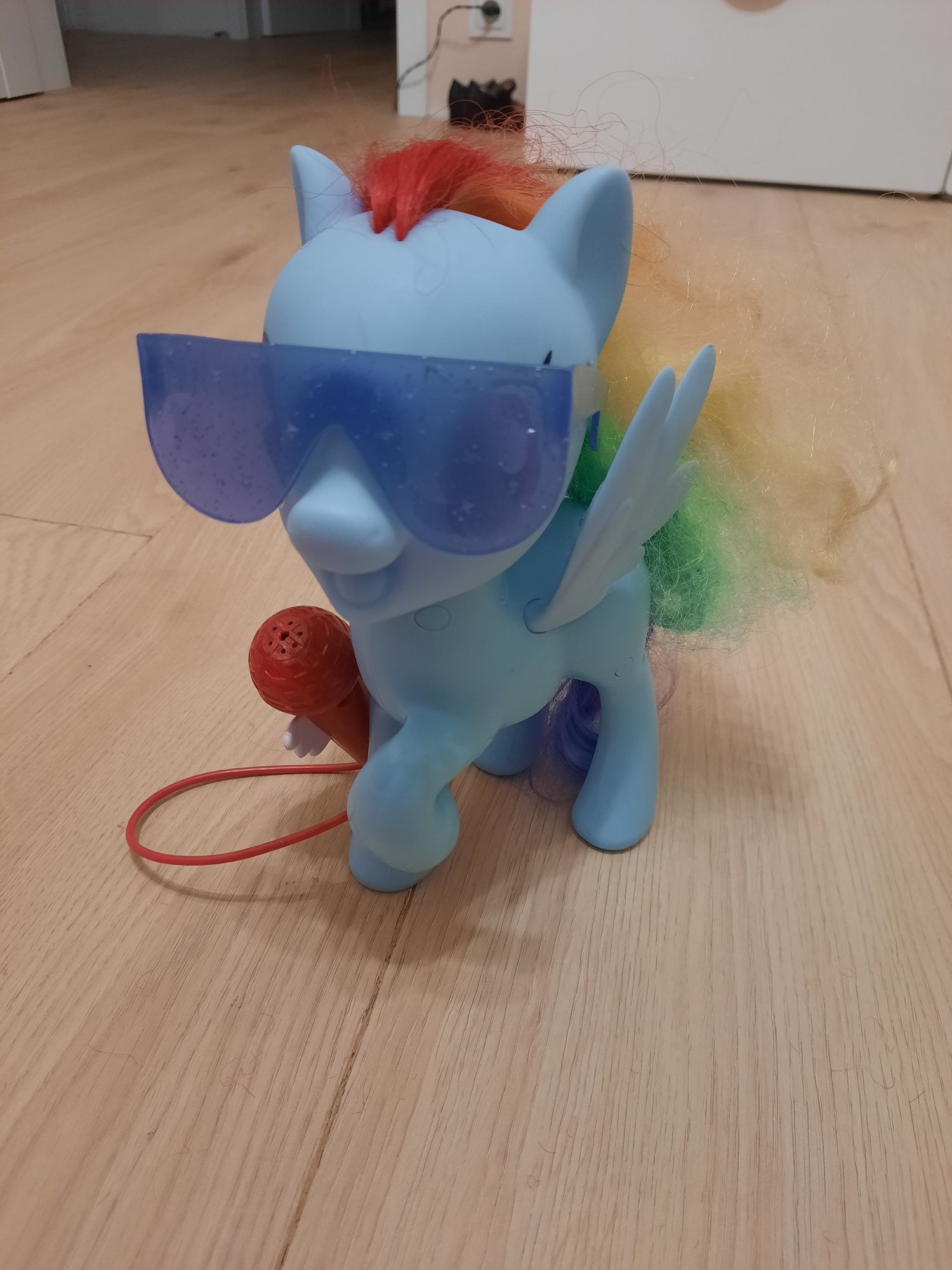 My little pony Rainbow Dash z mikrofonem