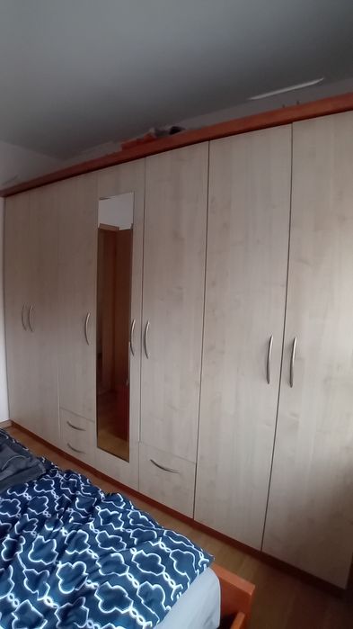 szafa z lustrem i szufladami