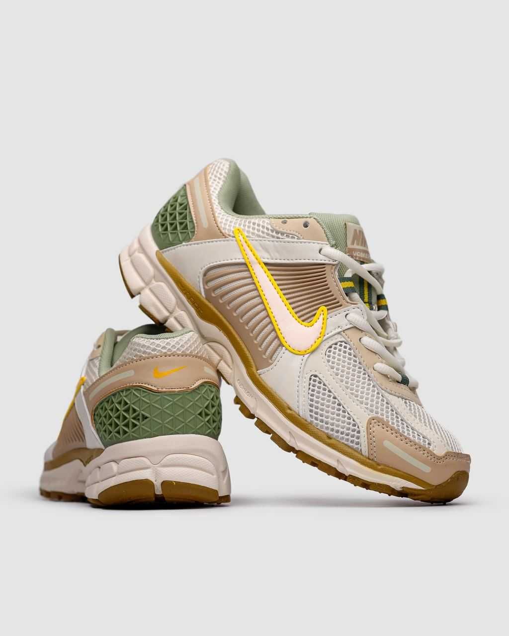 Чоловічі кросівки Nike Zoom Vomero 5  білий з бежевим жовтим C-01069