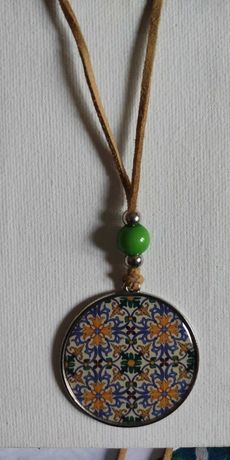 Colar com medalhão réplica de azulejo português
