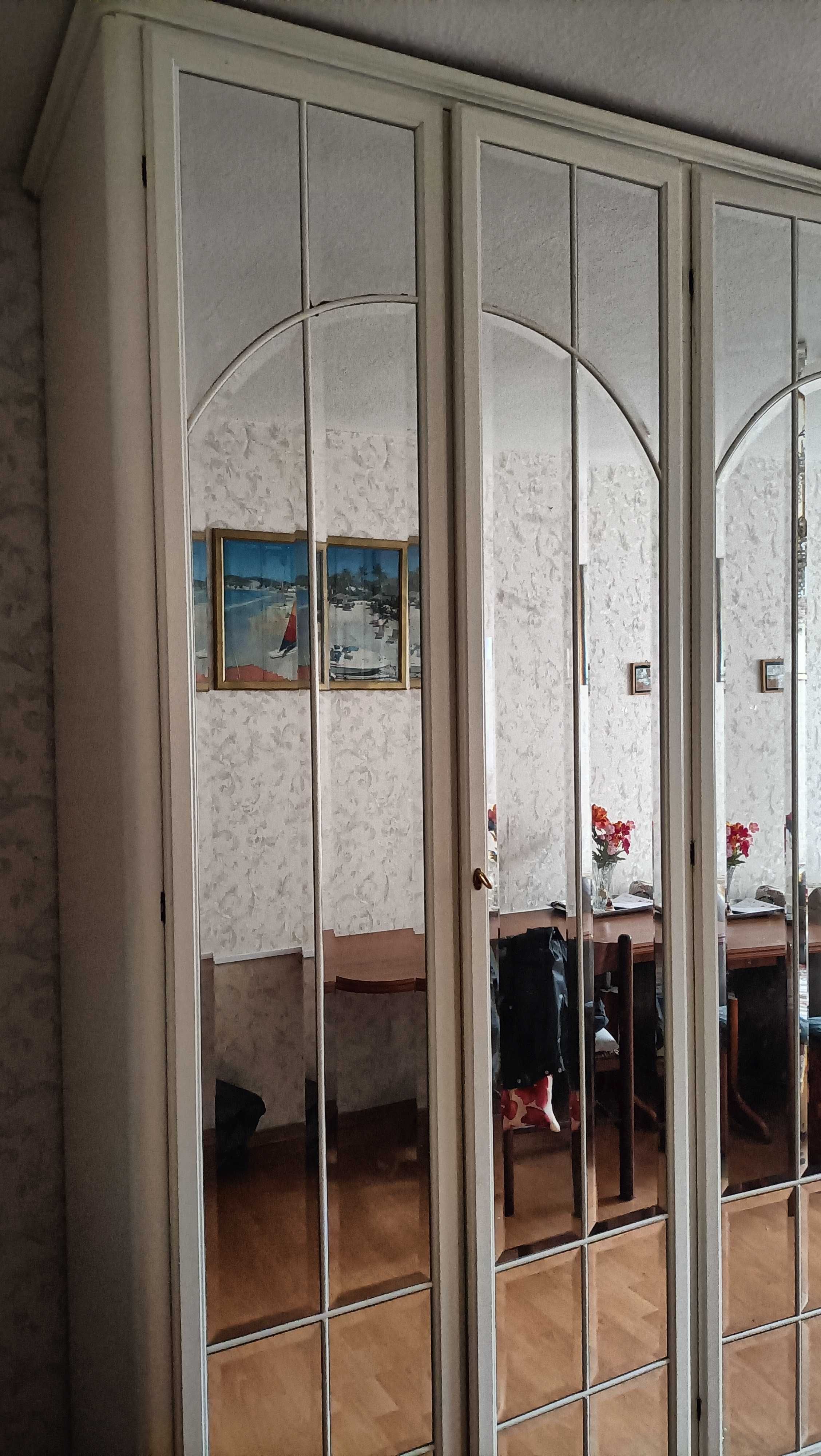 Duża szafa z lustrami ozdobnymi