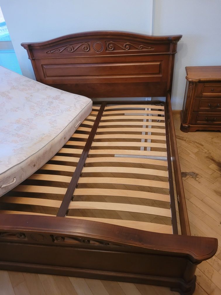 Кровать двух спальная дубовая