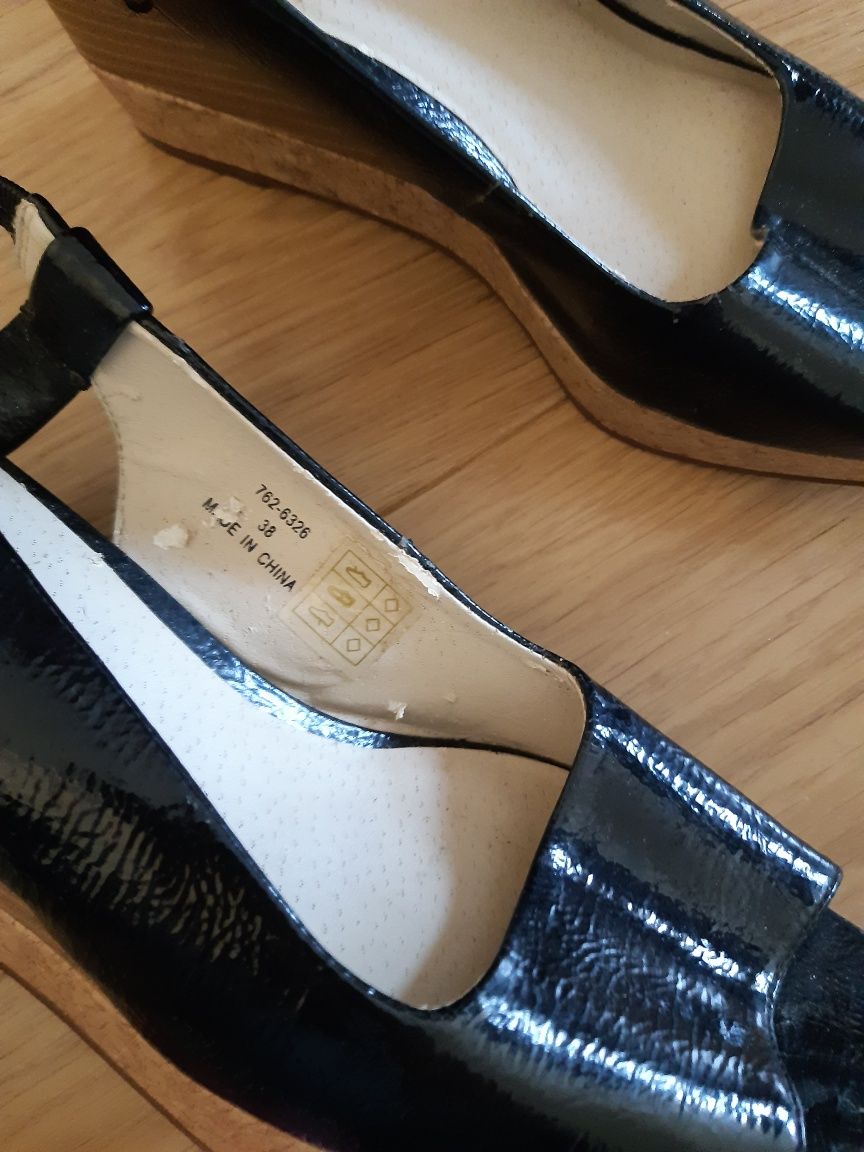 Czarne koturny sandały skórzane Bata lakierowane roz 38  modne