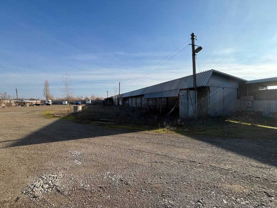 Здається в оренду трьох поверхова будівля та територія