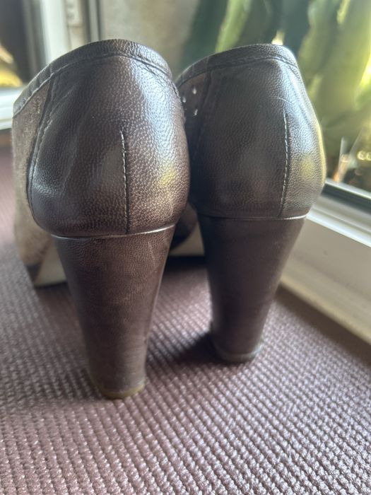 Botins em Camurça Castanha com Debruado