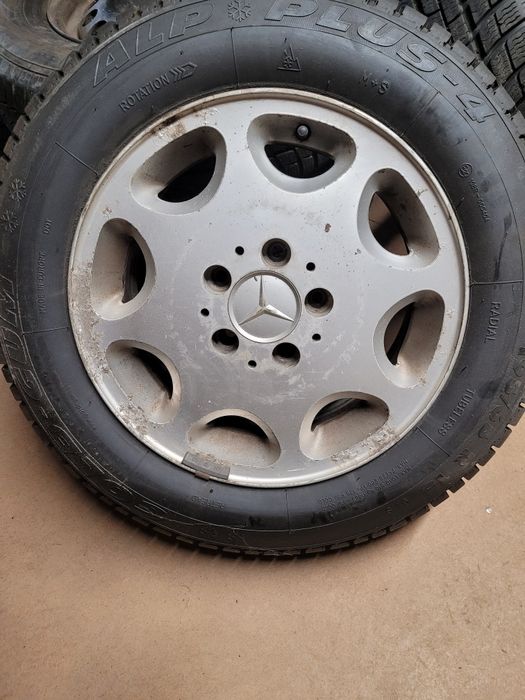 Felgi mercedes w 124 z oponami zimowymi.+ śruby