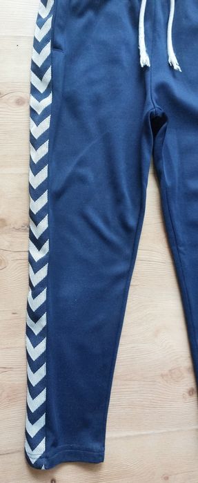 Spodnie sportowe dresowe 134 hummel granatowe