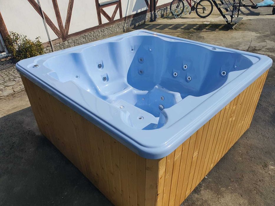 Nowe całoroczne jacuzzi ogrodowe SPA w ogrodzie jakuzzi hydromasaż