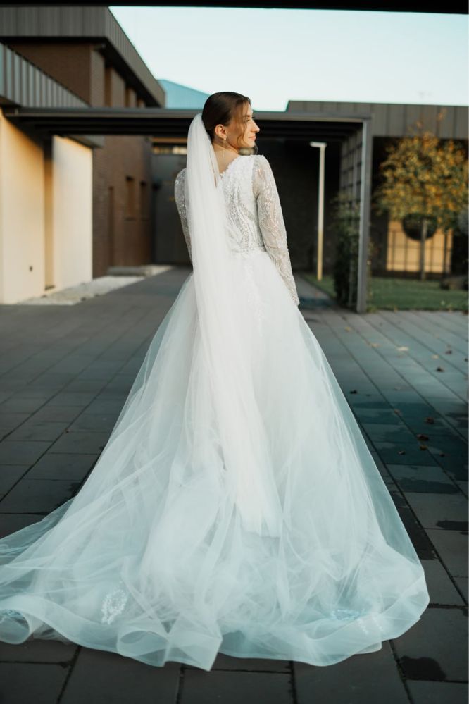 Весільна сукня зі знімним шлейфом