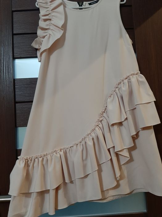 Sukienka beżowa z falbankami