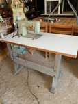 Maquina de costura com mesa
