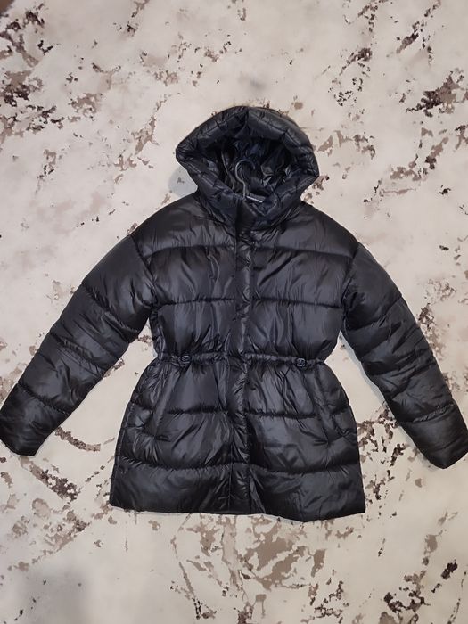 Куртка черного цвета б/у указан размер 48 , подойдёт на 46